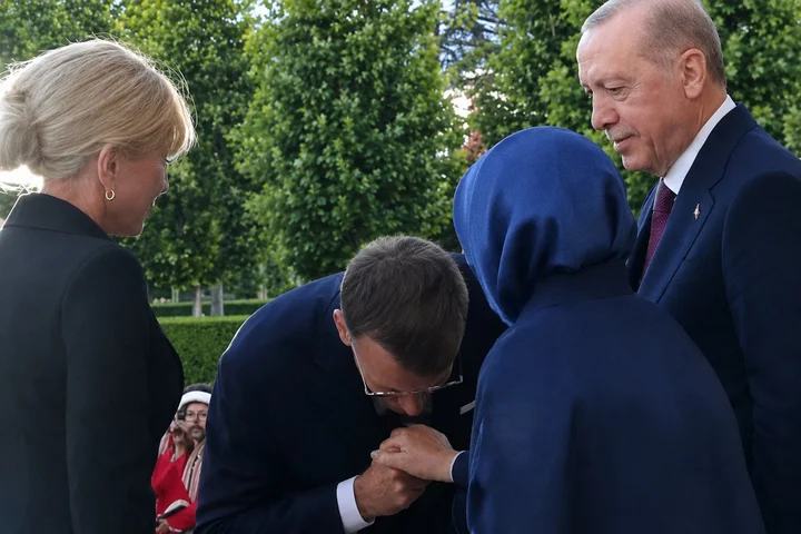 Εμανουέλ Μακρόν: Viral το… αποτυχημένο του χειροφίλημα στην Εμινέ Ερντογάν
