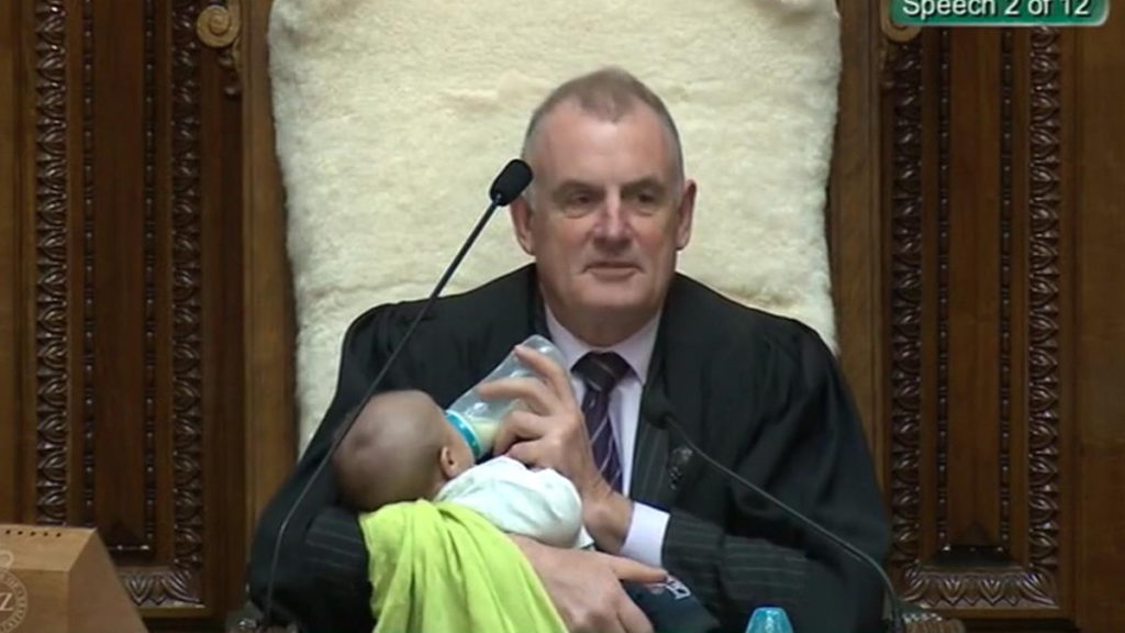 Αυτή είναι Βουλή! Ο πρόεδρος του Κοινοβουλίου της Νέας Ζηλανδίας τάιζε το μωρό βουλευτή