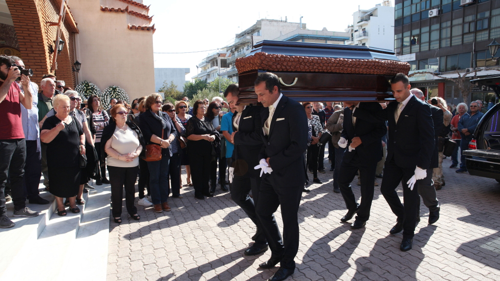 Θρηνεί το ελληνικό τραγούδι: Η κηδεία του Γιάννη Σπανού – Φωτογραφίες