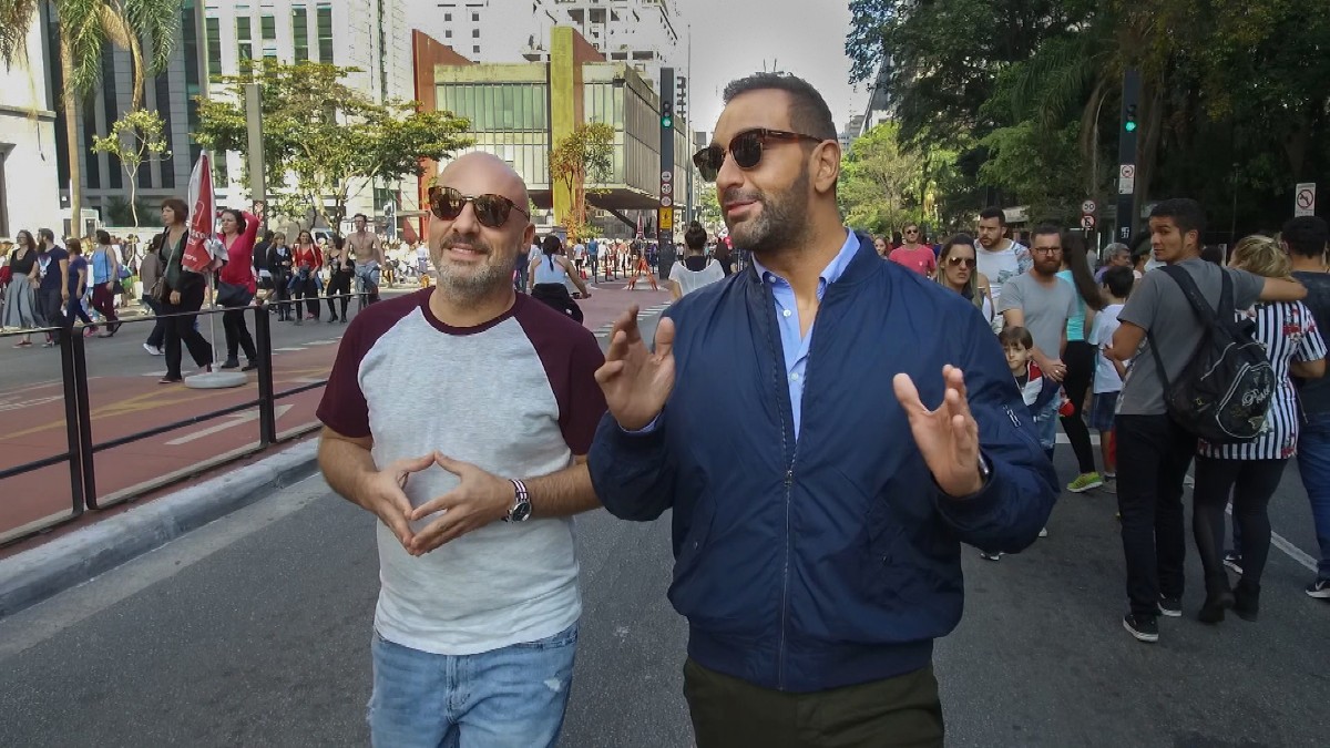 Ο Νίκος Κοκλώνης και ο Νίκος Μουτσινάς στους δρόμους του Σάο Πάολο