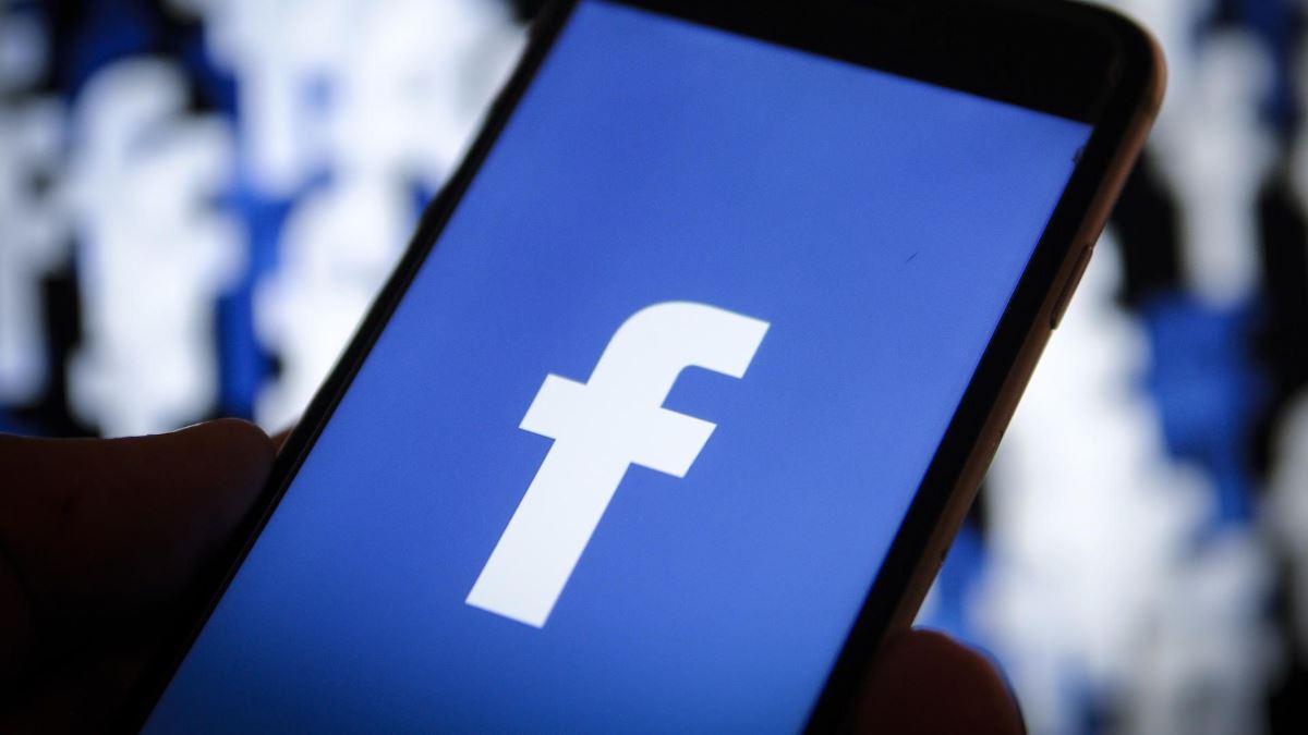 Facebook: Ποιος το χαρακτηρίζει “ψηφιακό γκάνγκστερ”;