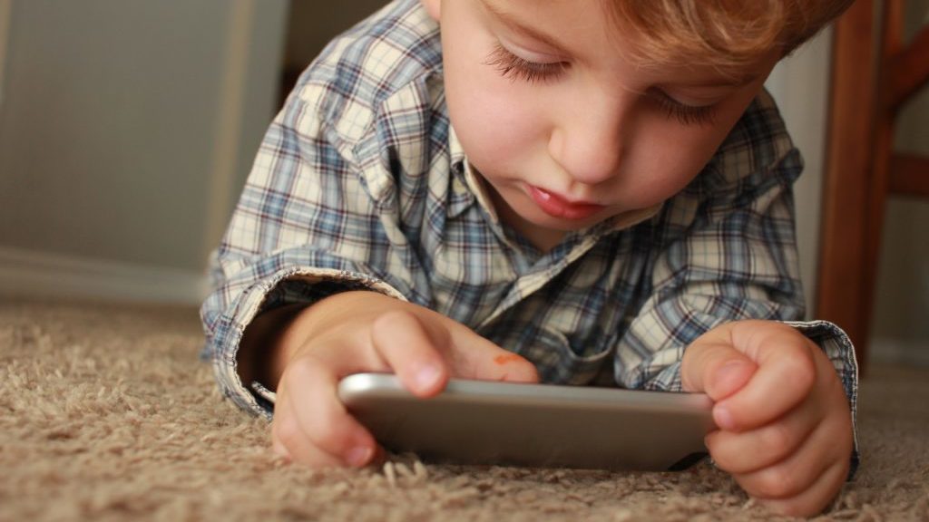 Τεχνολογία: Ανεξέλεγκτη η πρόσβαση των παιδιών στο Διαδίκτυο
