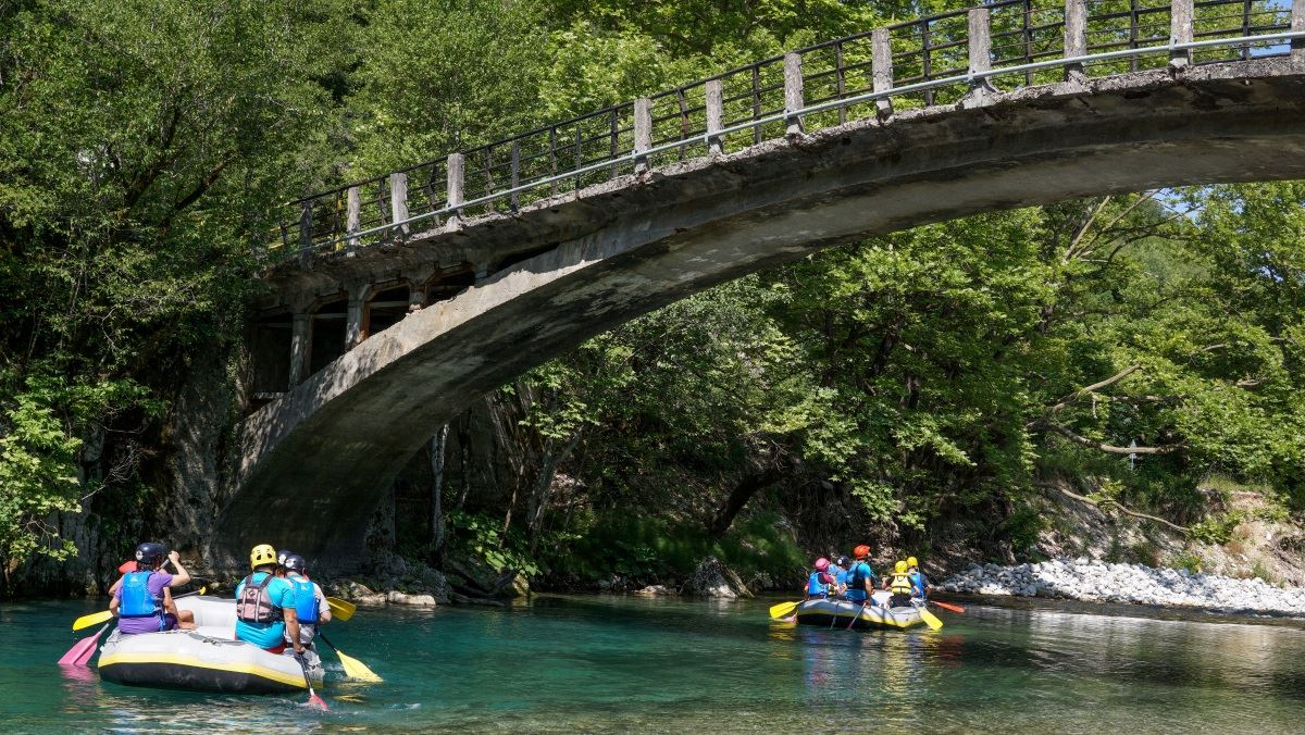 Ράφτινγκ στο Βοϊδομάτη: Εικόνες που θα φέρουν δροσιά στην οθόνη σας!