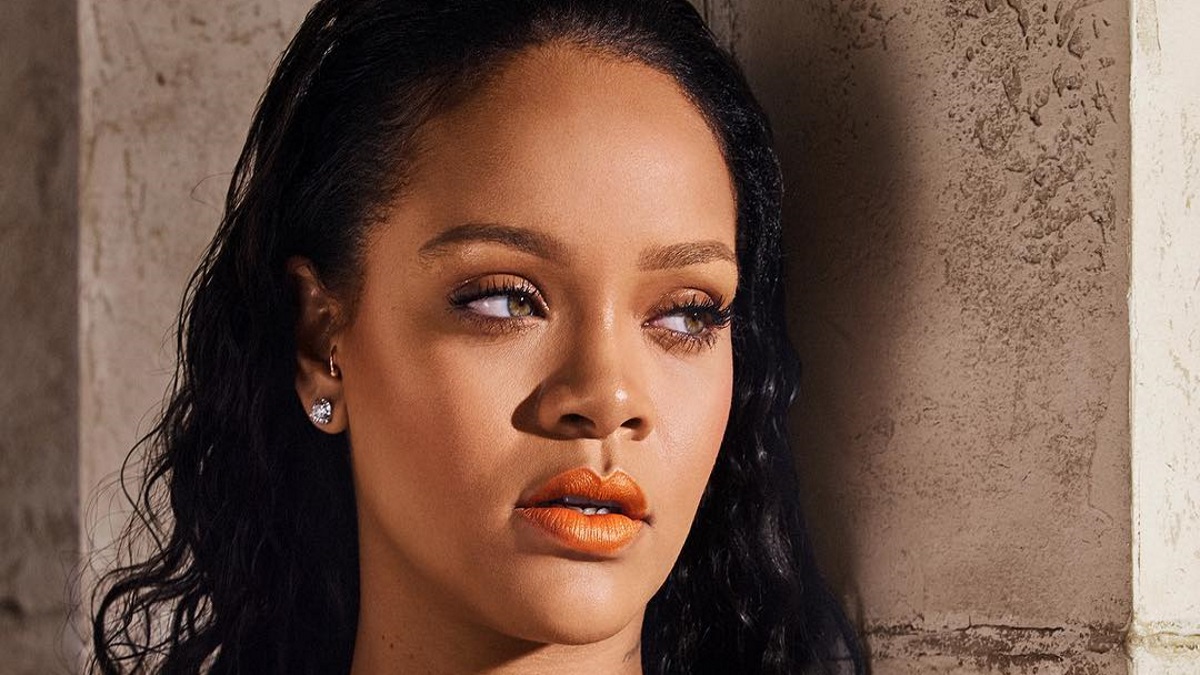 Rihanna: Κάνει πρόβα… μητρότητας;