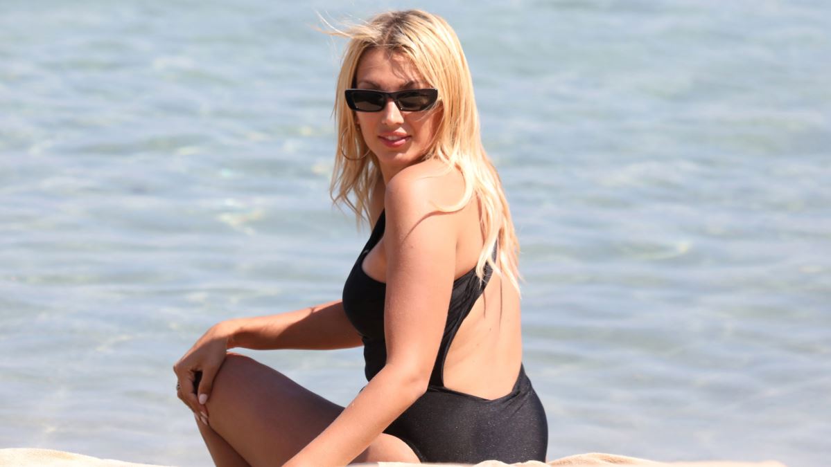 Κωνσταντίνα Σπυροπούλου: Στην παραλία με σέξι μαύρο μαγιό από τη συλλογή της!