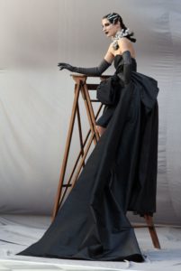Μαύρο "παντοτινό" μακρύ φόρεμα με ουρά που μπορεί να φορεθεί από τη Rihanna, μέχρι τη Meryl Streep.