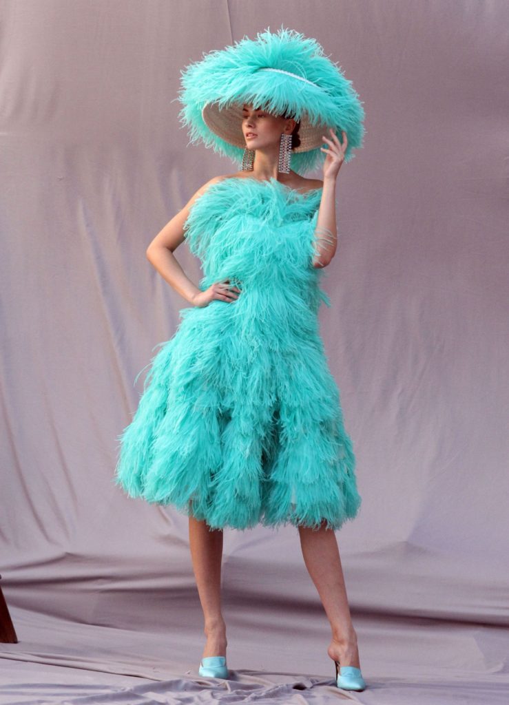Φόρεμα "ντυμένο" με λεπτά φτερά με όγκο στο κάτω μέρος. 
