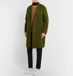 Με παλτό, πουλόβερ και στενό μάλλινο παντελόνι
