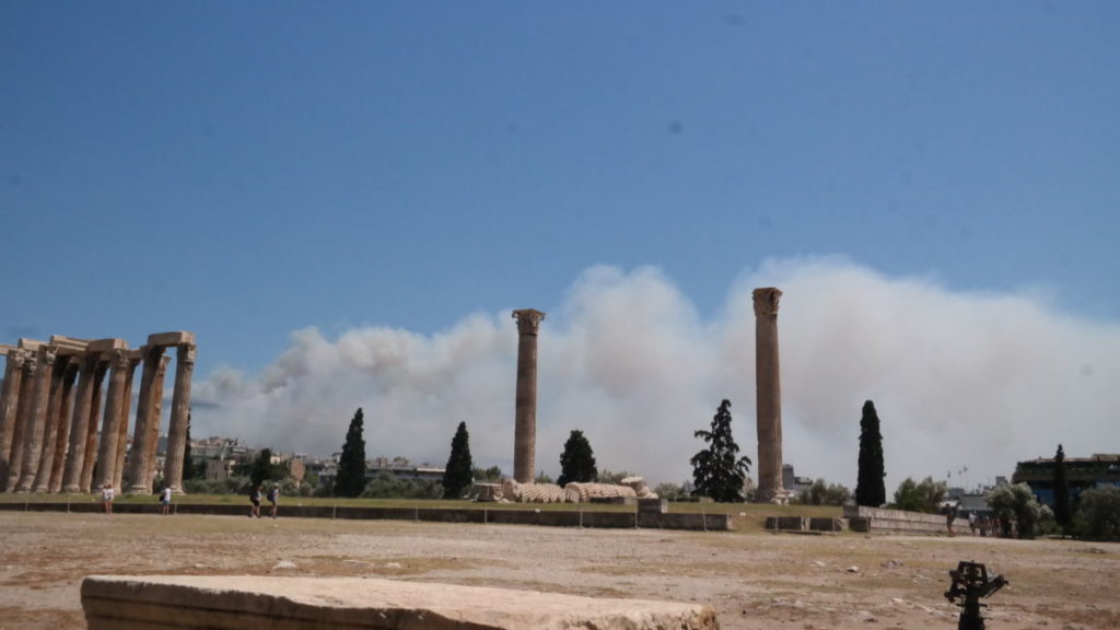 Πυρκαγιά στον Βύρωνα – Ορατοί οι καπνοί στο κέντρο της Αθήνας