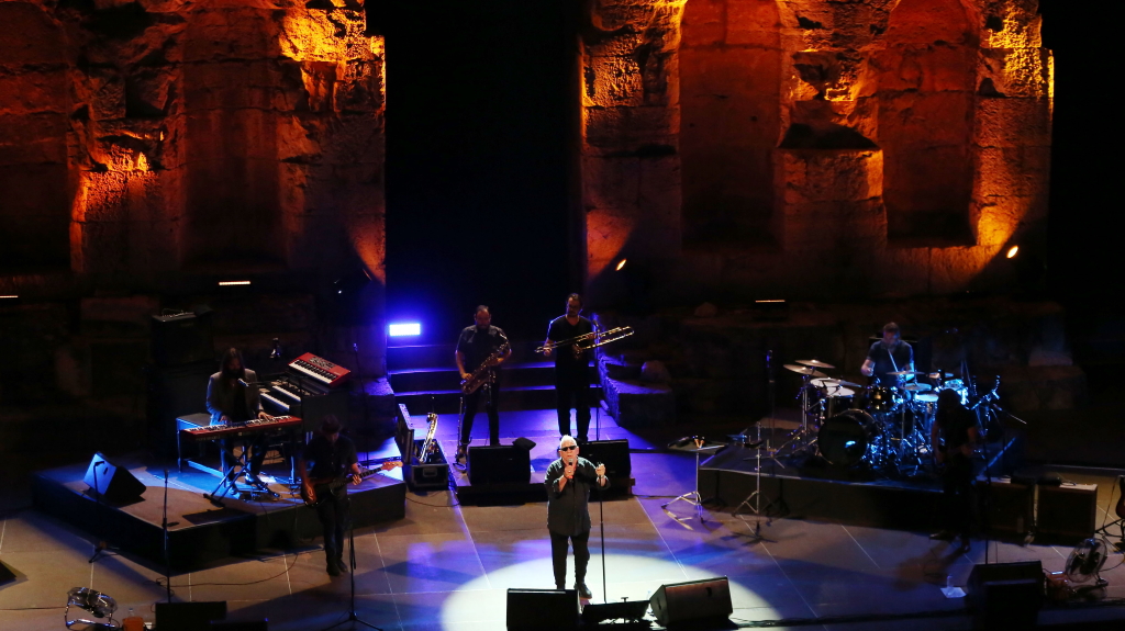 Νίκος Καρβέλας: Μόνος σε συναυλία στο Ηρώδειο