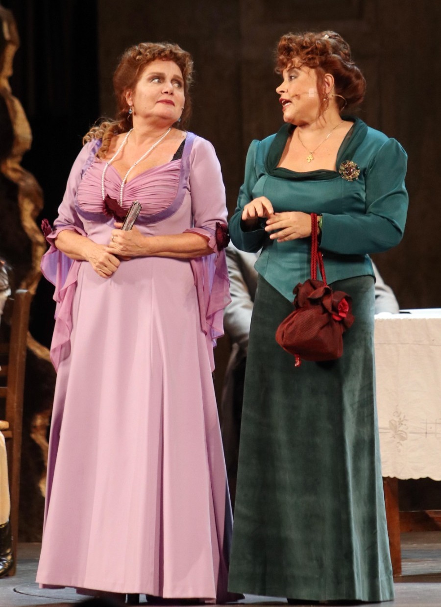 Η Μαρία Καβογιάννη και η Νικολέτα Βλαβιανού σε σκηνή της παράστασης - Photo: NDP