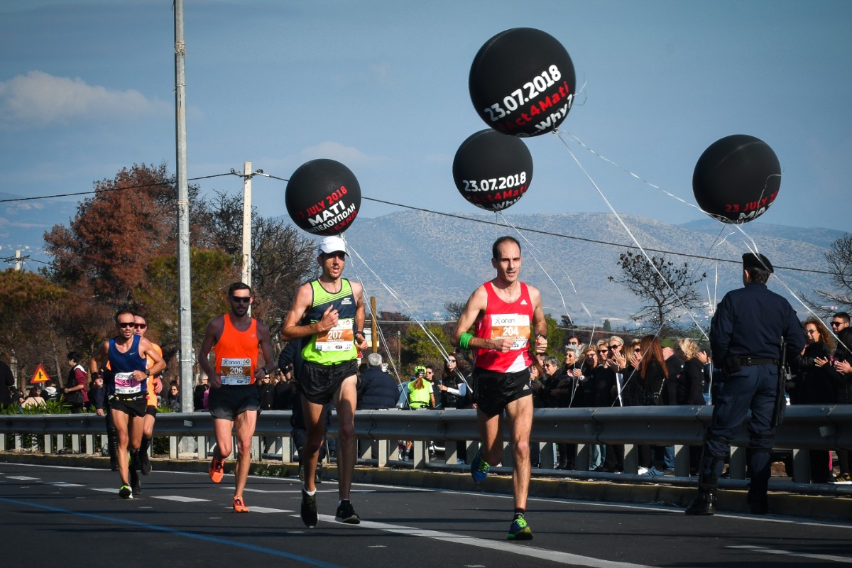Τεράστια μαύρα μπαλόνια πάνω από τους αθλητές, ως διαμαρτυρία για τις πληγείσες από τις πυρκαγιές περιοχές