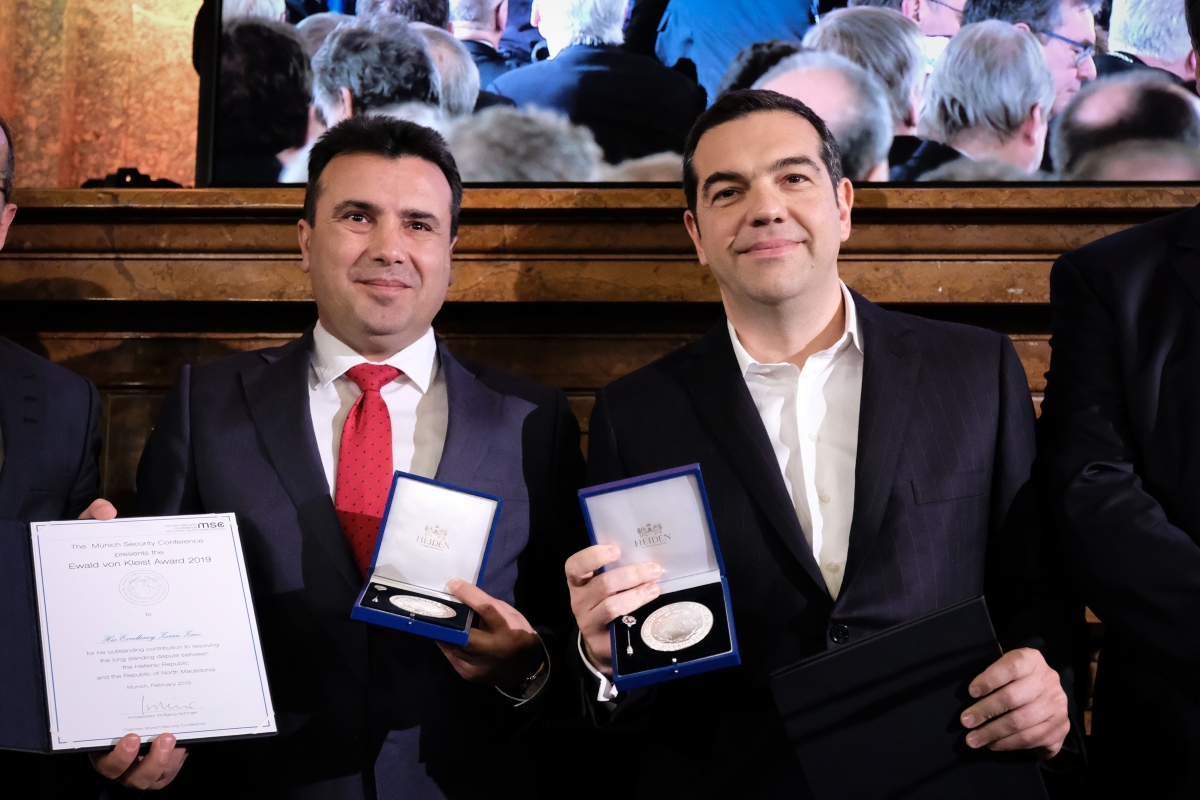 Ο πρωθυπουργός Αλέξης Τσίπρας με τον Ζόραν Ζάεφ κρατώντας τα βραβεία τους 