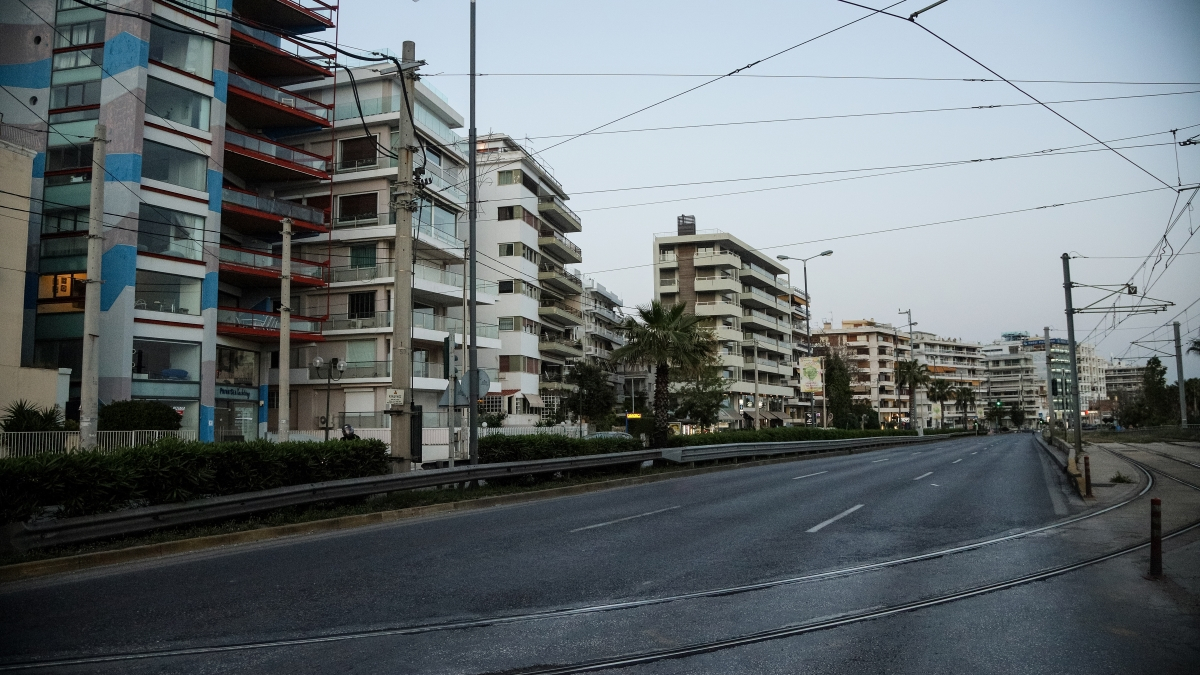 Έρημη πόλη η Αθήνα – Στις παραλίες οι εναπομείναντες κάτοικοι