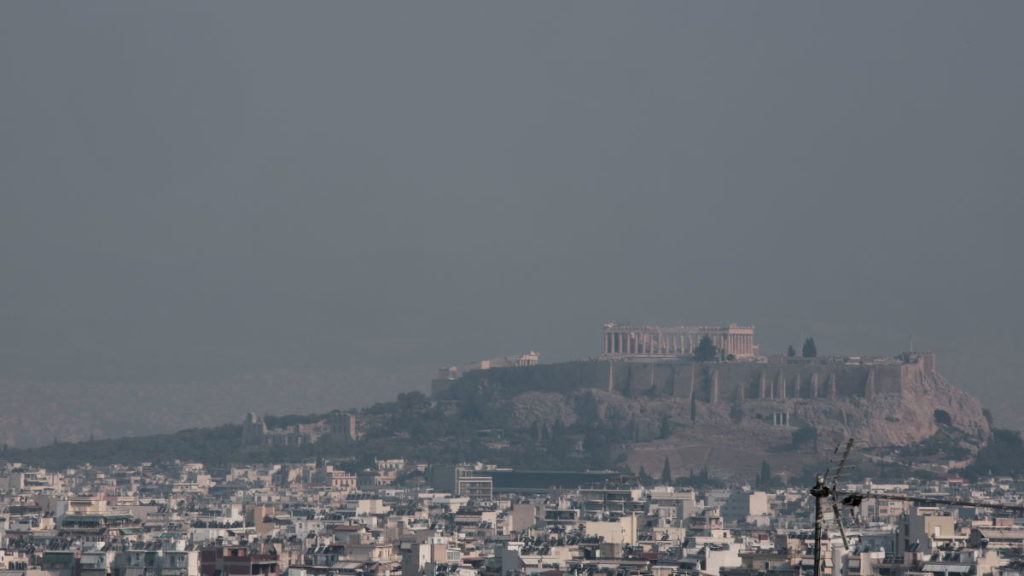 Αποπνικτική η ατμόσφαιρα στην Αθήνα από τη φωτιά στην Εύβοια (Φωτογραφίες)