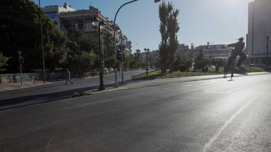 Έρημη πόλη η Αθήνα! Σπάνιες στιγμές με άδειους δρόμους