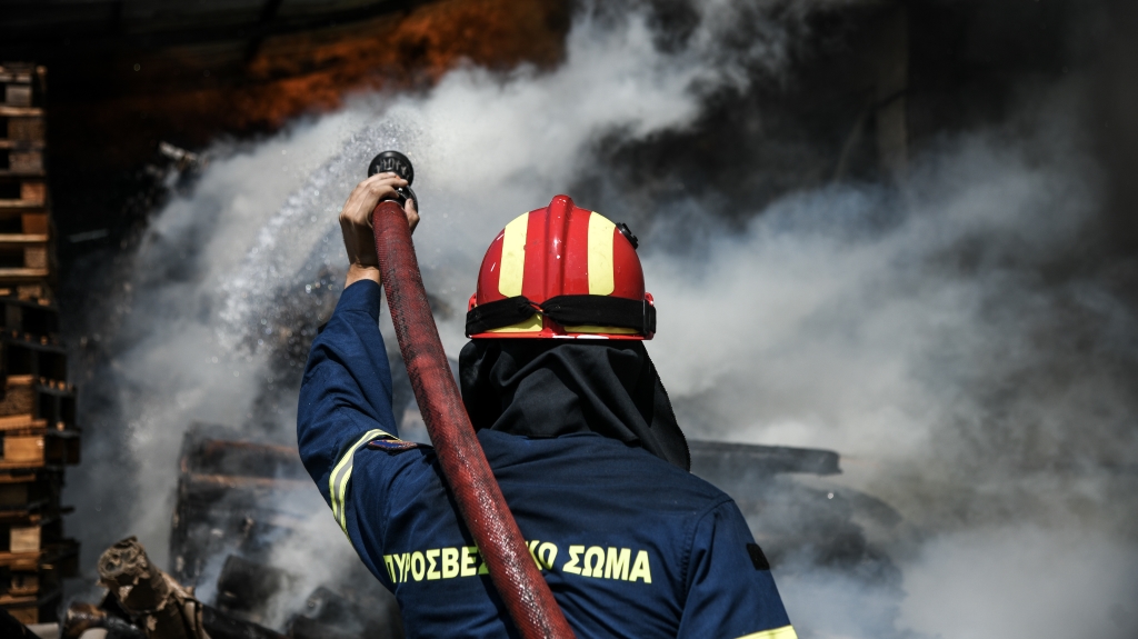 Φωτιά στη Σαρωνίδα: Εκκενώθηκαν σπίτια