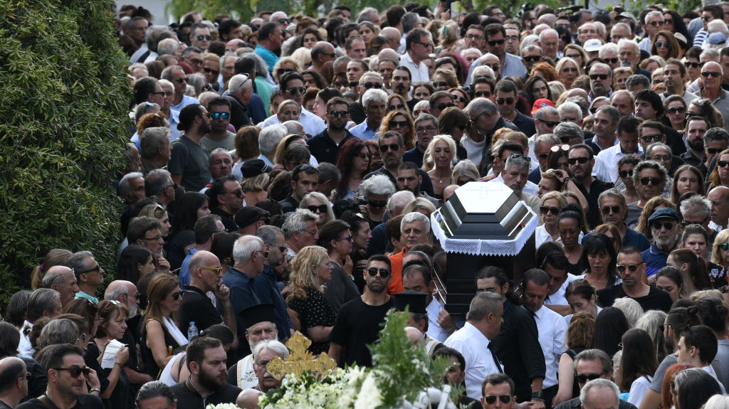 Κηδεία Λαυρέντη Μαχαιρίτσα: Τα δάκρυα του Διονύση Τσακνή και η οδύνη της κόρης και της συζύγου του