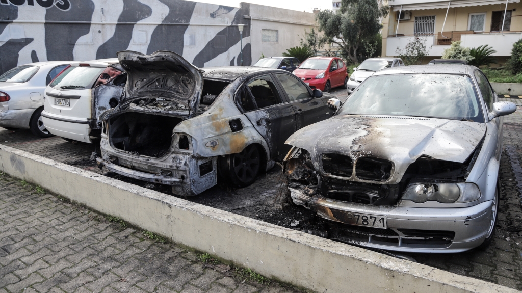 Εμπρηστική επίθεση στον Ταύρο – Κάηκαν τρία αυτοκίνητα