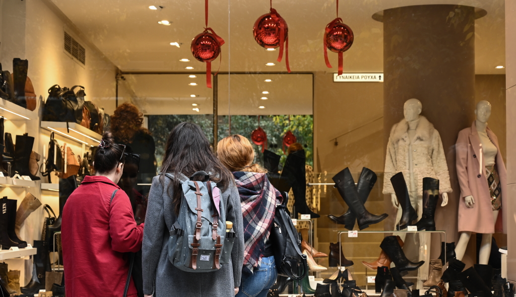 Εορταστικό ωράριο Χριστουγέννων: Πώς θα λειτουργήσουν τα καταστήματα και ποιες Κυριακές θα είναι ανοιχτά;