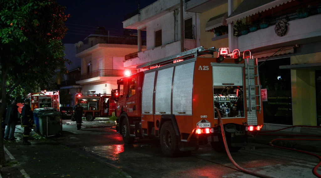 Kαλλιθέα: 8 άτομα στο νοσοκομείο από πυρκαγιά σε πολυκατοικία – Βίντεο