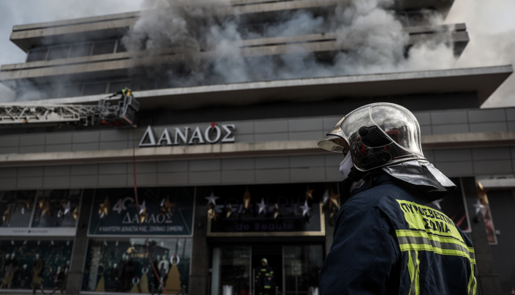 Χολαργός: Οι δραματικές εικόνες των πυροσβεστών να θέσουν υπό έλεγχο τη φωτιά στο εμπορικό κέντρο