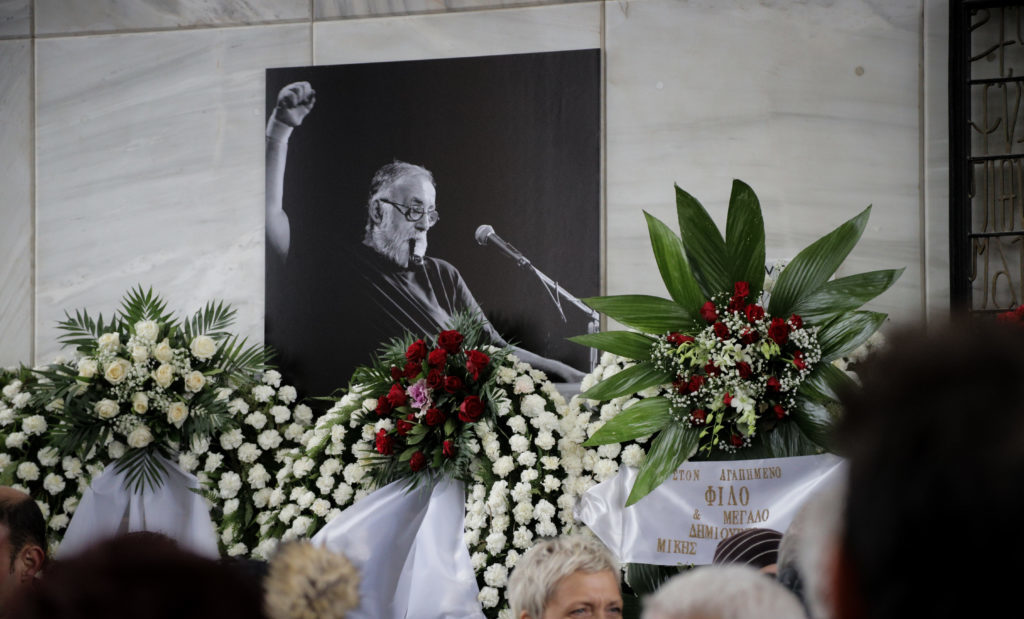 Θάνος Μικρούτσικος: Τα πρώτα πλάνα από την πολιτική κηδεία του
