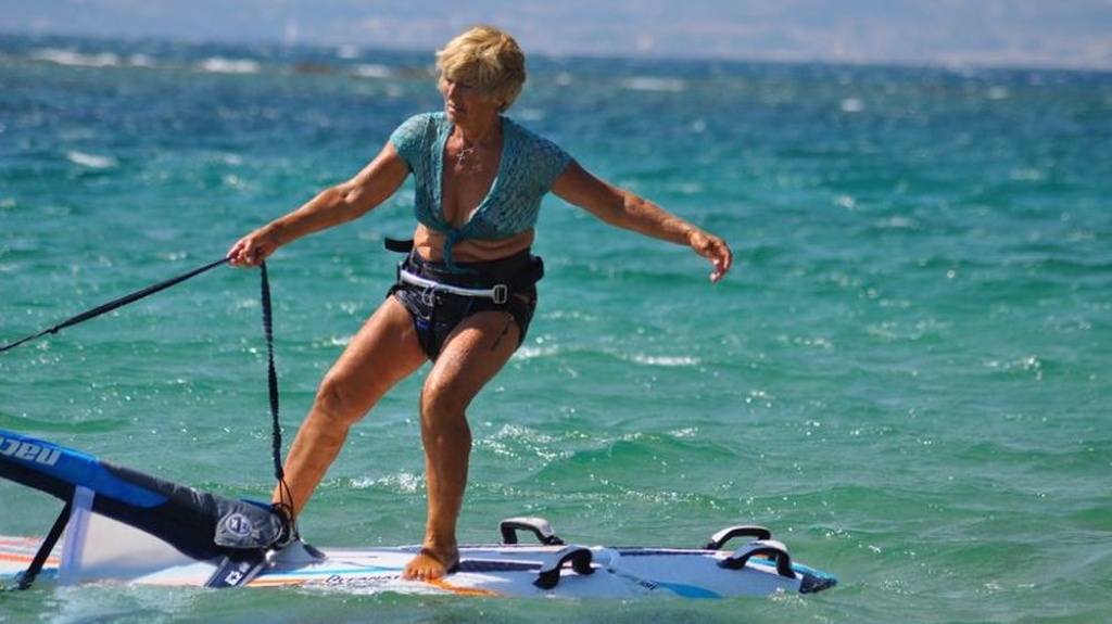 Αναστασία Γερολυμάτου: Η 81χρονη windsurfer που έκανε τον διάπλου Κεφαλονιάς – Κυλλήνης
