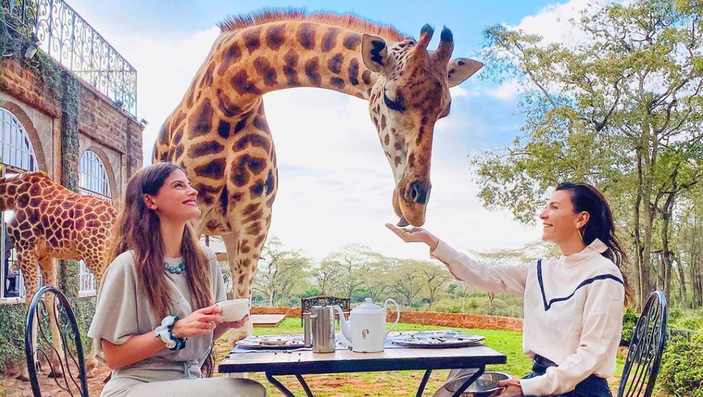 Μαρίνα Βερνίκου – Χριστίνα Μπόμπα: Στο εντυπωσιακό και φημισμένο Giraffe Manor