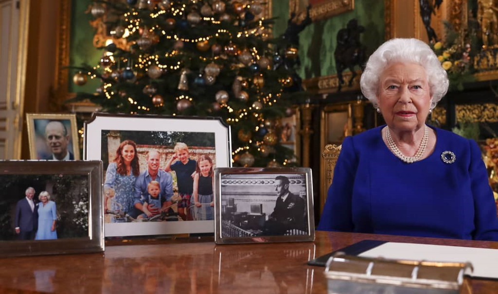 Βασίλισσα Ελισάβετ: Ποιων οι φωτογραφίες έλειπαν από το χριστουγεννιάτικο μήνυμά της;