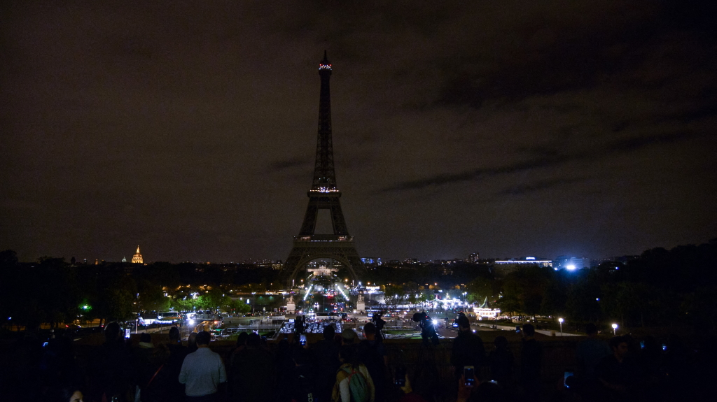 Γαλλία: Εθνικό πένθος τη Δευτέρα – Έσβησε ο Πύργος του Άιφελ