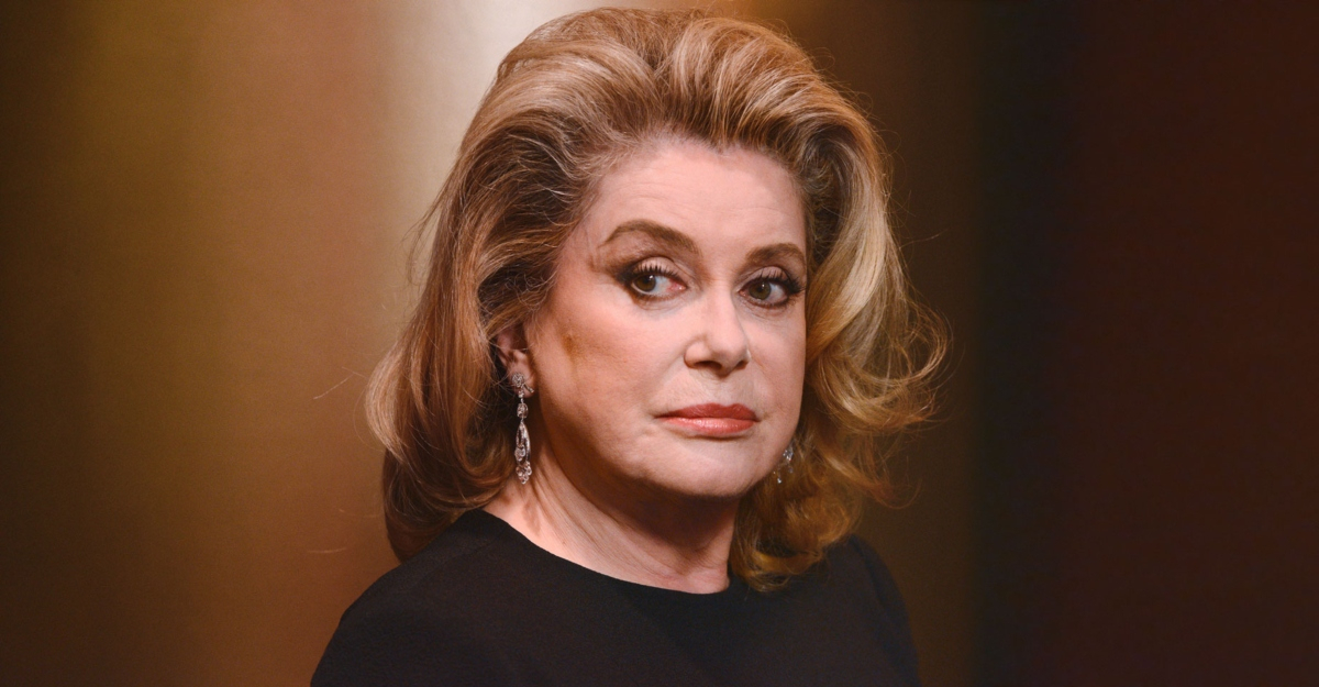 Catherine Deneuve: Αποχωρίζεται την YSL γκαρνταρόμπα της