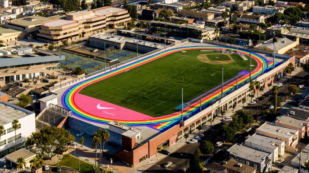 Λος Άντζελες: Πασίγνωστη εταιρεία αθλητικών έβαψε γήπεδο στα χρώματα του Pride