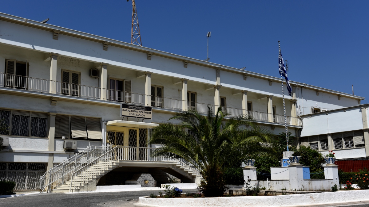 Δολοφονία στις φυλακές: Στην εισαγγελία Πειραιά οδηγήθηκαν δύο κρατούμενοι