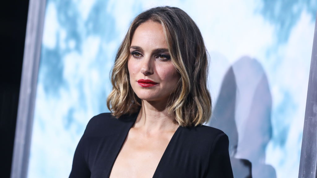 Natalie Portman: Θέμα συζήτησης το αβυσσαλέο ντεκολτέ της στην πρεμιέρα της