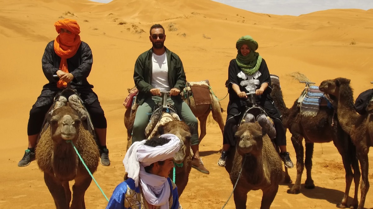 Σαφάρι επάνω σε καμήλες στο Μαρόκο για τον Γιάννη Αϊβάζη και τη Μαρία Κορινθίου