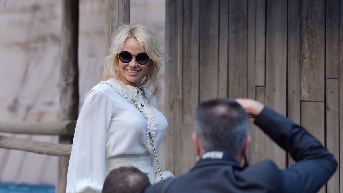 Pamela Anderson: To μήνυμά της για το κίνημα των κίτρινων γιλέκων