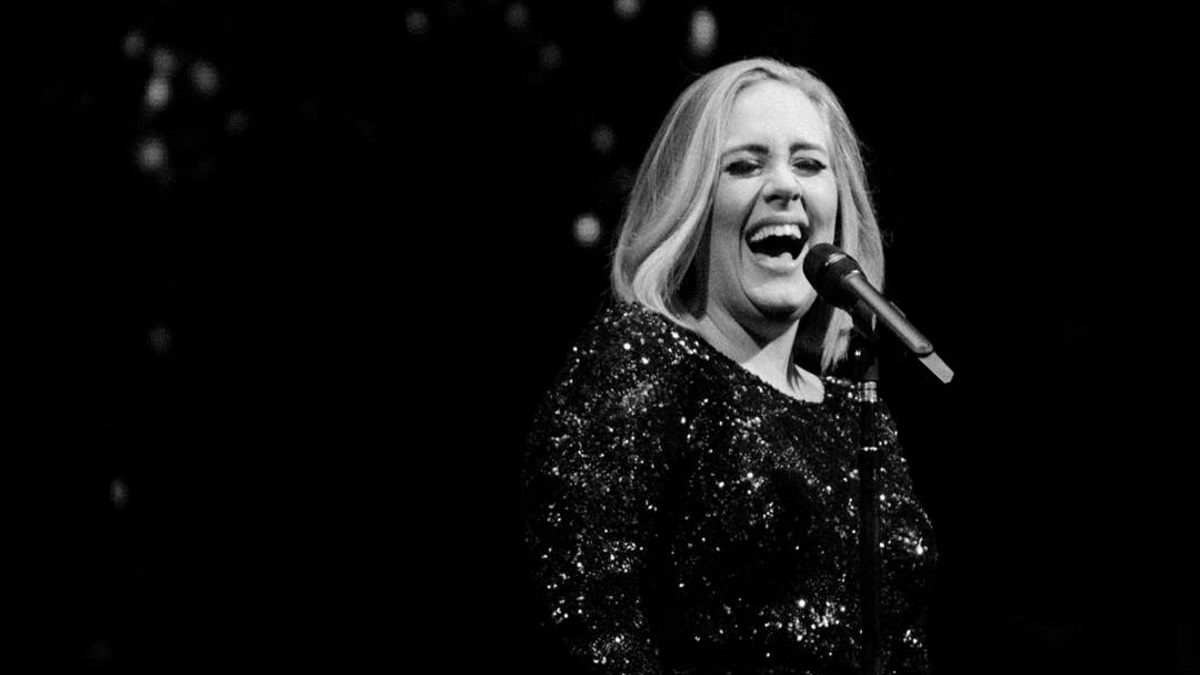 Adele: Ακόμα πιο αδυνατισμένη και με…αντρική παρέα στην Καραϊβική