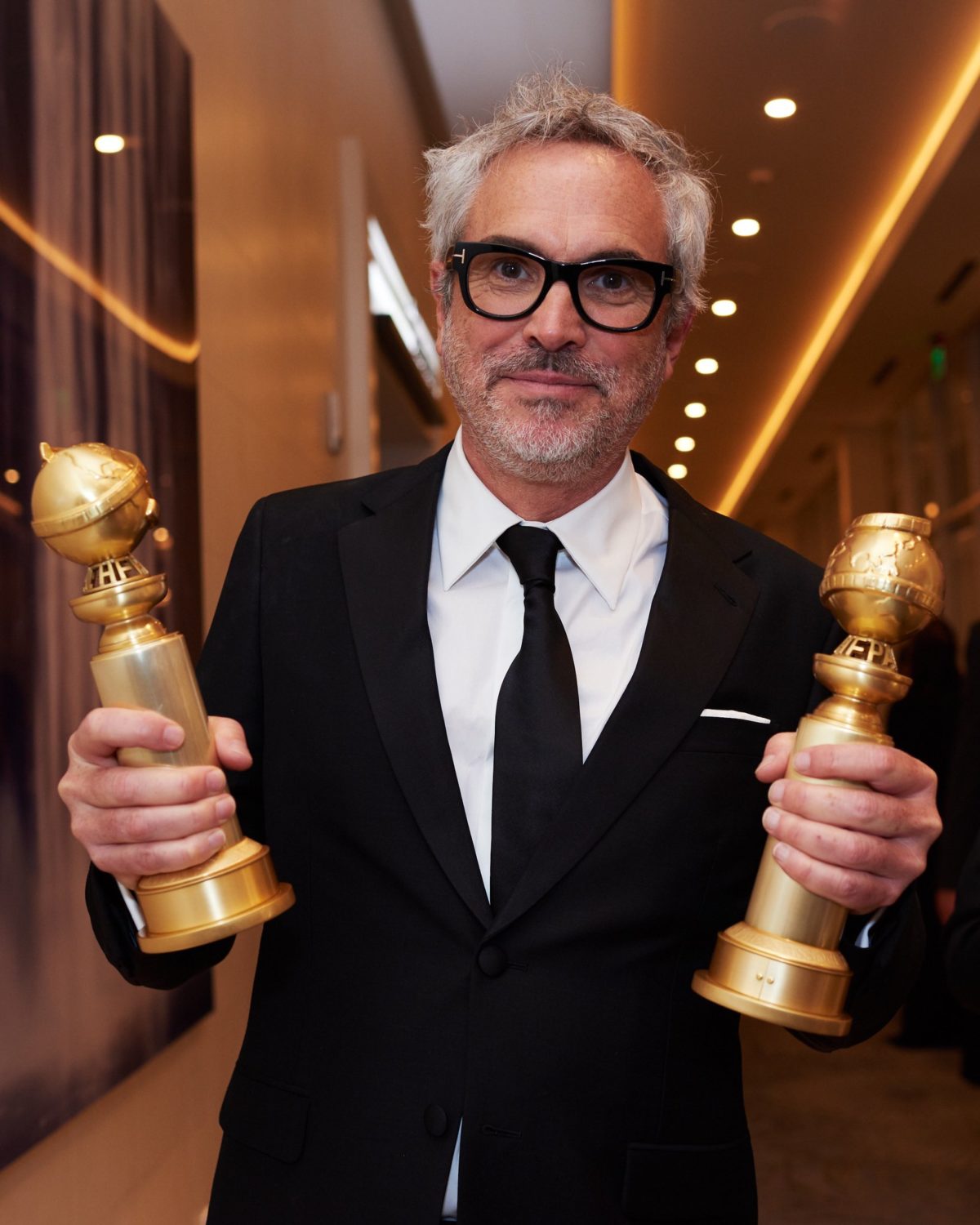Ο σκηνοθέτης Alfonso Cuarón με τις Χρυσές Σφαίρες του - Photo: Twitter @goldenglobes