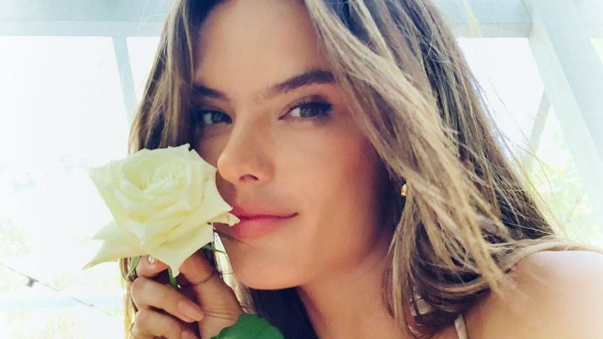 Alessandra Ambrosio: Σε ποιο ελληνικό νησί παραθερίζει;