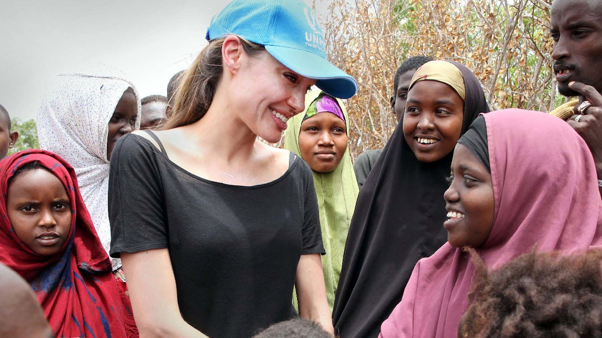 Angelina Jolie: Ραδιοφωνική παραγωγός για μια μέρα