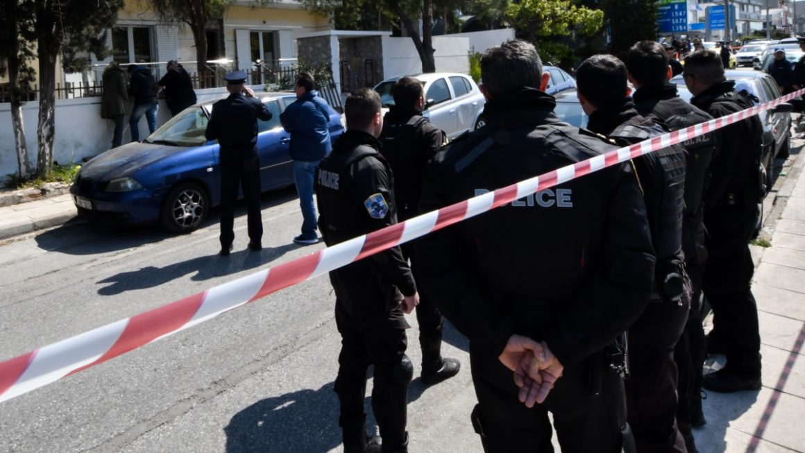 Νέα επίθεση με καυστικό υγρό: 58χρονος περιέλουσε τη φερόμενη πεθερά του έξω από το Γενικό Κρατικό Νίκαιας