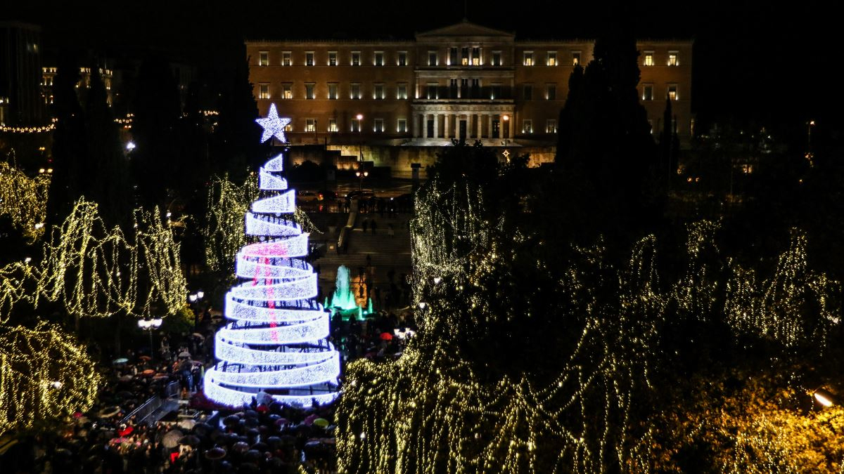 Υπό βροχή η φωταγώγηση του χριστουγεννιάτικου δέντρου στην πλατεία Συντάγματος