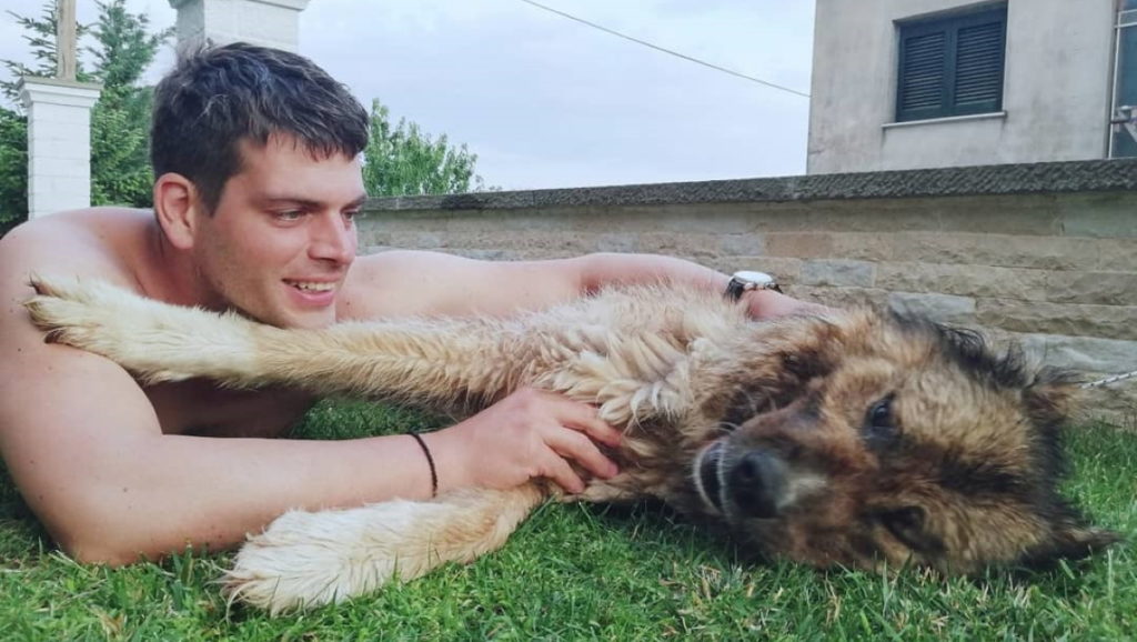 Χρήστος Μπάρκας: Ποζάρει με τον σκύλο του και απαντά στον αέρα στην Κατερίνα Ζαρίφη