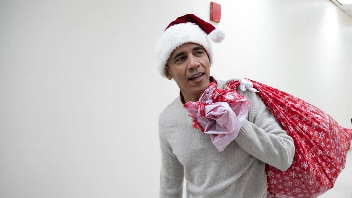 Μπάρακ Ομπάμα: Μοίρασε δώρα ντυμένος Άγιος Βασίλης!