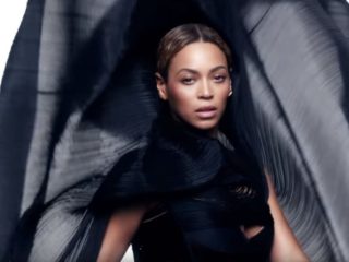 Beyonce: Η μητέρα της ξεσπά – «Εσείς οι βλάκες αποφασίζετε ότι προσπαθεί να γίνει λευκή γυναίκα;»