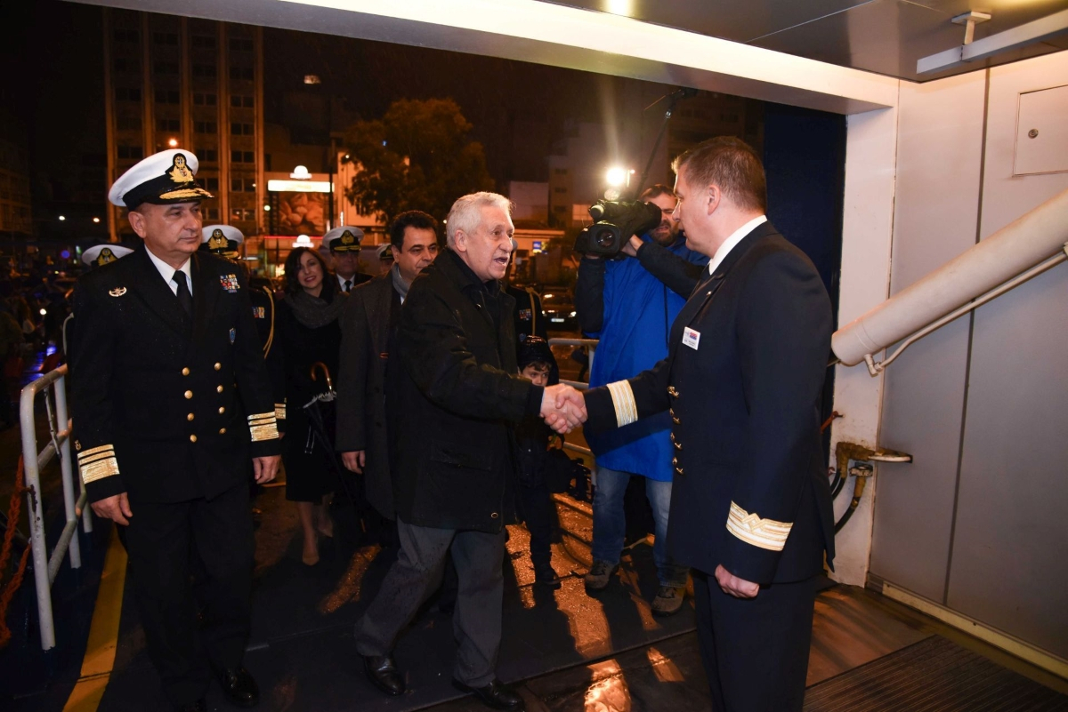 Ο υπουργός Ναυτιλίας, Φώτης Κουβέλης υποδέχεται το Blue Star Delos