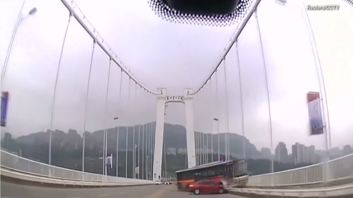 Κίνα: Κατέρρευσε οδογέφυρα με αυτοκίνητα εν κινήσει