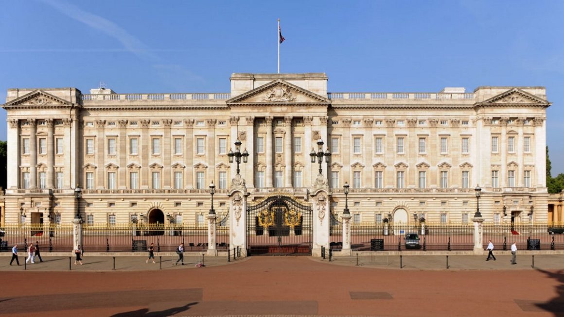 Νέες κατηγορίες για το Παλάτι του Μπάκινγκχαμ: Έγχρωμοι μετανάστες ή ξένοι δούλευαν μόνο σε θέσεις υπηρετικού προσωπικού