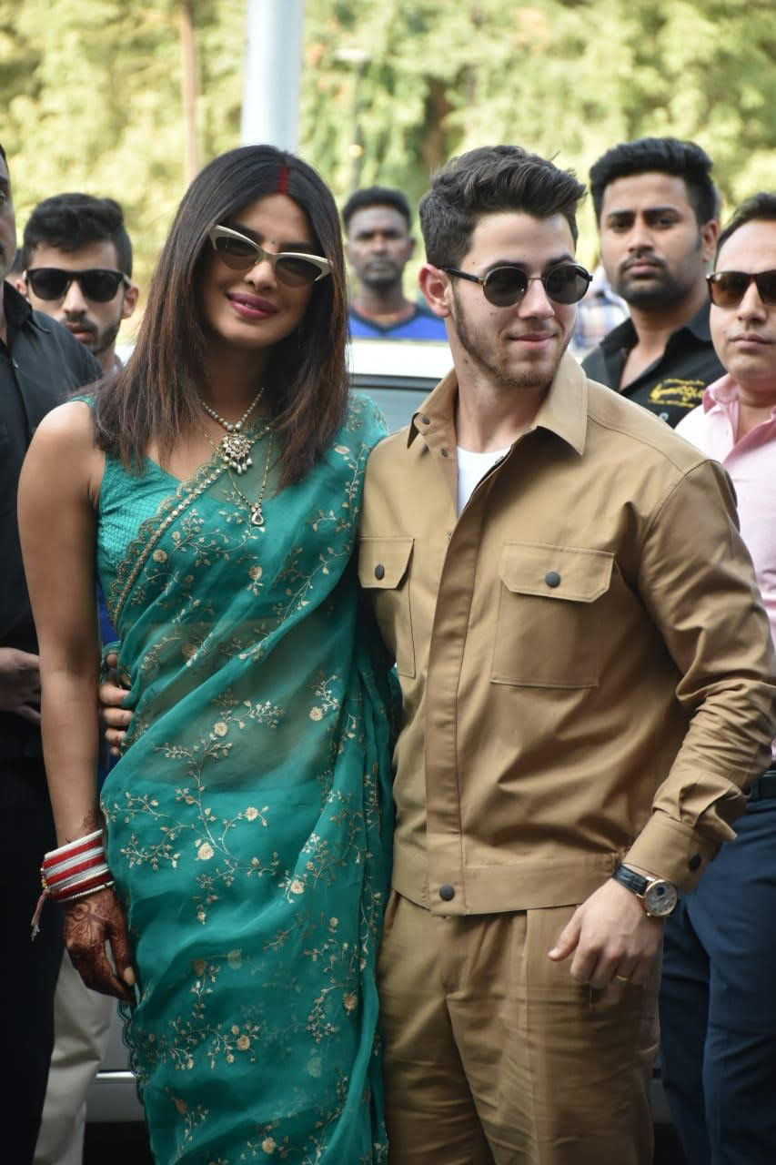 Η Priyanka Chopra και ο Nick Jonas στην πρώτη τους εμφάνιση μετά το γάμο, οδεύοντας στο αεροδρόμιο του Jodhpur προκειμένου να επιστρέψουν στην Αμερική- Photo TheMegaAgency.com